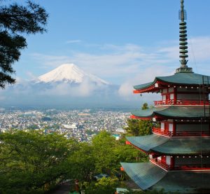 Blick auf den Fujiyama mit einer Pagode im Vordergrund