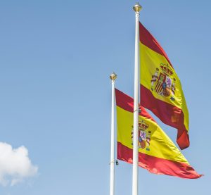 zwei spanische Flaggen im Wind
