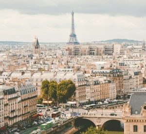 Blick auf den Eiffelturm und Paris samt der Seine