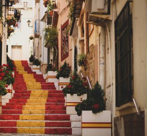 eine Treppe in der Farbe der spanischen Flagge