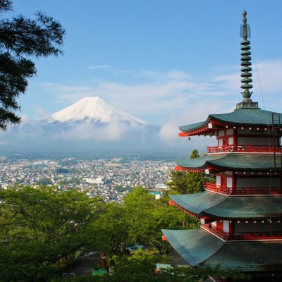 Blick auf den Fujiyama mit einer Pagode im Vordergrund