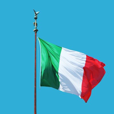 italienische Flagge vor blauem Himmel