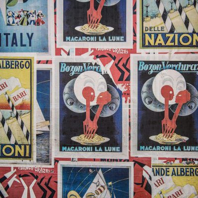 italienischsprachige Plakate an einer Wand