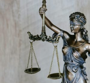 eine Statue der Justizia