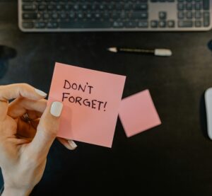 a reminder on a post it