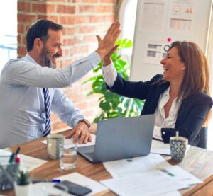 zwei sich freuende Personen geben sich ein High-Five