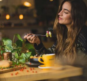Eine Frau, die ein Essen genießt