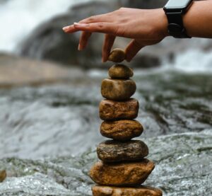 Eine Hand, die Steine aufeinander balanciert
