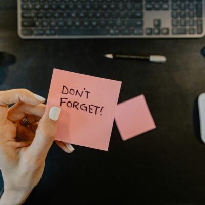 a reminder on a post it