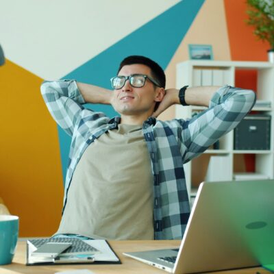 Eine entspannte Person imBüro