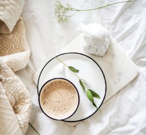 Eine Tasse und ein Zweig
