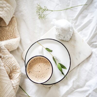 Eine Tasse und ein Zweig
