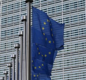 Europäische Flaggen vor der EU-Kommission