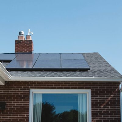 Solarpaneele auf einem Hausdach