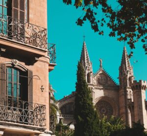 Blick auf eine Kirche auf der Insel Mallorca