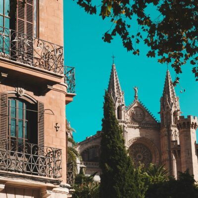 Blick auf eine Kirche auf der Insel Mallorca