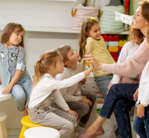 Eine Frau wird von sechs Kindern in Beschlag genommen.