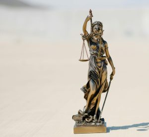 Statue der Justizia mit Waage