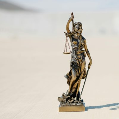 Statue der Justizia mit Waage