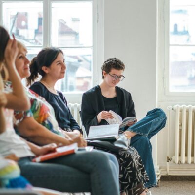 Eine Gruppe von Menschen sitzt im Seminarraum.