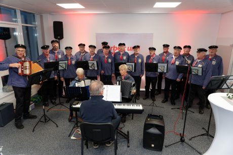 Der Wolfsburger Shantychor singt.