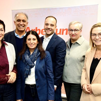 Gruppenfoto anlässlich der Eröffnung des Bildungszentrums in Wolfsburg