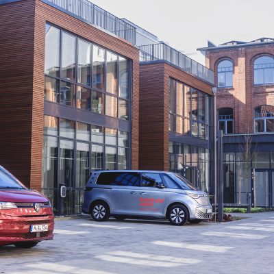 Ein Bild der Zentrale von Arbeit und Leben Niedersachsen in Hannover. Es zeigt den Innenhof des Bildungszentrums mit den markanten Beratungsbus.