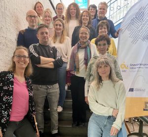 Auf einer Treppe stehen Vertrer:innen der Grundbildungszentren in Sachsen-Anhalt.