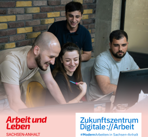 Vier Personen sitzen an einem Schreibtisch und unterhalten sich.