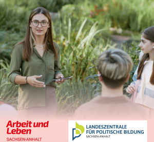 Eine Frau erklärt eine Gruppe von Jugendlichen etwas.