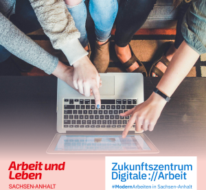 Zu sehen ist ein Laptop auf den mehrere Finger zeigen. Die Personen sitzen im Halbkreis um den Laptop, zu sehen sind aber nur ihre Knie und Arme.