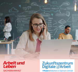 Eine Frau sitzt mit Handy am Ohr am Laptop. Im Hintergrund arbeiten zwei weitere Personen.