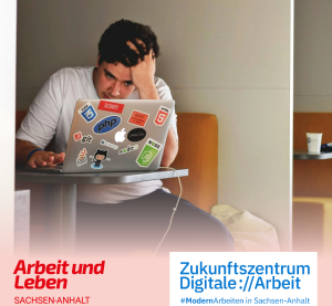 Ein Mann sitzt in einer Arbeitsniesche am Laptop. Er hat den Kopf abgestützt und wirkt getresst.