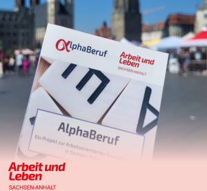 Der Flyer vom Projekt AlphaBeruf wird vor die Kamera gehalten, im Hintergrund der Marktplatz von Halle (Saale).