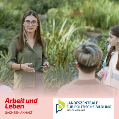 Eine Frau erklärt eine Gruppe von Jugendlichen etwas.