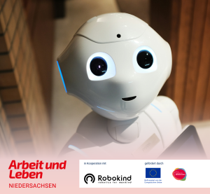 ein weißer Roboter steht vor einer Holzwand und guckt die betrachtende Person an. Darunter die Logos von Arbeit und Leben Niedersachsen, Robokind as Kooperationspartner; der Europäischen Union und "Europa für Niedersachsen" als Fördermittelgeber.