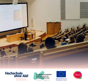 Teaser zur Online-Inforeihe der Hochschulbrücke mit einem gefüllten Hörsaal