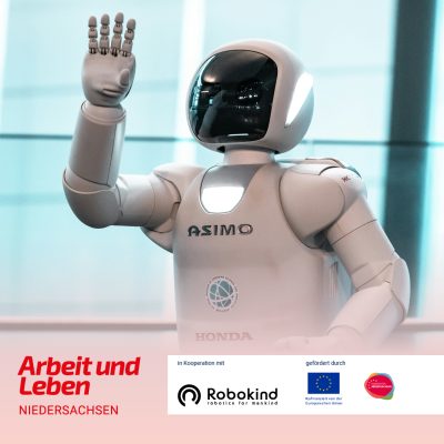 Ein winkender Roboter. Darunter die Logos von Arbeit und Leben Niedersachsen, Robokind as Kooperationspartner; der Europäischen Union und "Europa für Niedersachsen" als Fördermittelgeber.