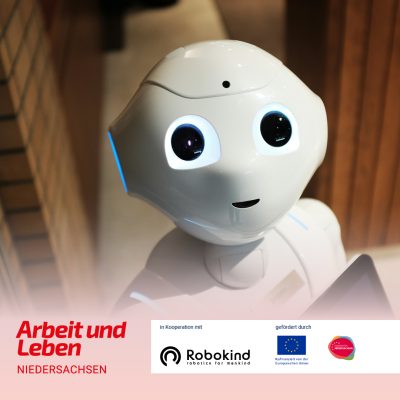 ein weißer Roboter steht vor einer Holzwand und guckt die betrachtende Person an. Darunter die Logos von Arbeit und Leben Niedersachsen, Robokind as Kooperationspartner; der Europäischen Union und "Europa für Niedersachsen" als Fördermittelgeber.