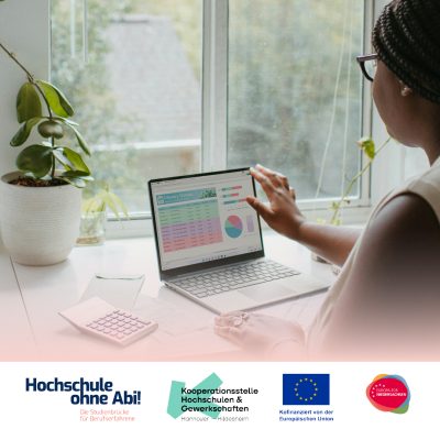 Teaser zur Online-Inforeihe der Hochschulbrücke mit einer Frau an einem Laptop