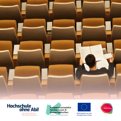 Teaser zur Online-Inforeihe der Hochschulbrücke mit einem leeren Hörsaal