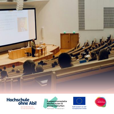 Teaser zur Online-Inforeihe der Hochschulbrücke mit einem gefüllten Hörsaal