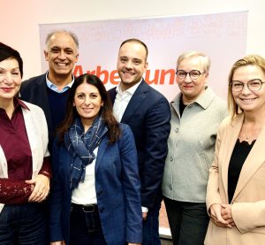 Gruppenfoto anlässlich der Eröffnung des Bildungszentrums in Wolfsburg